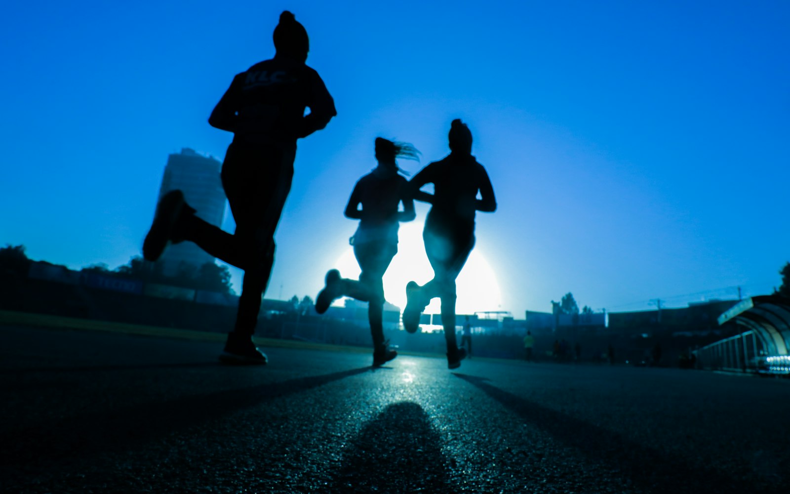 爱游戏(AYX)中国官方网站 - AYX SPORTS·封面特写：夜训灯光下的跑者剪影